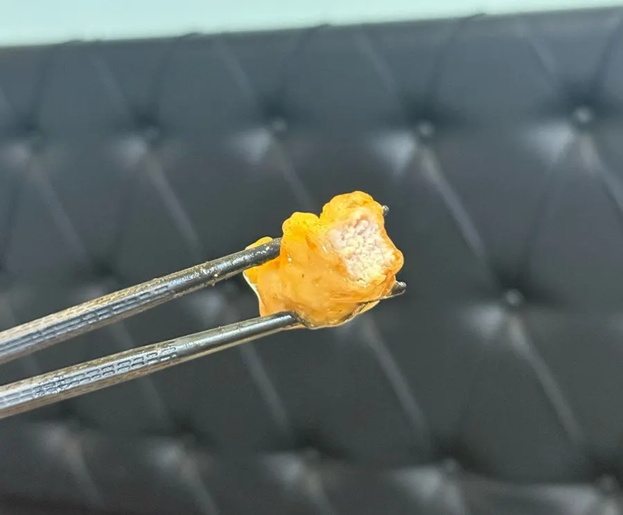搭配辣椒酱端上的面包虾