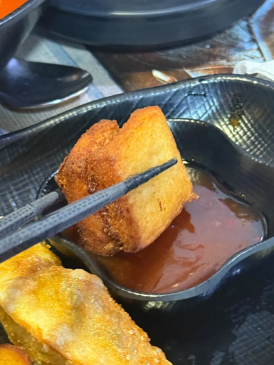 教洞炒码面桌上的食物