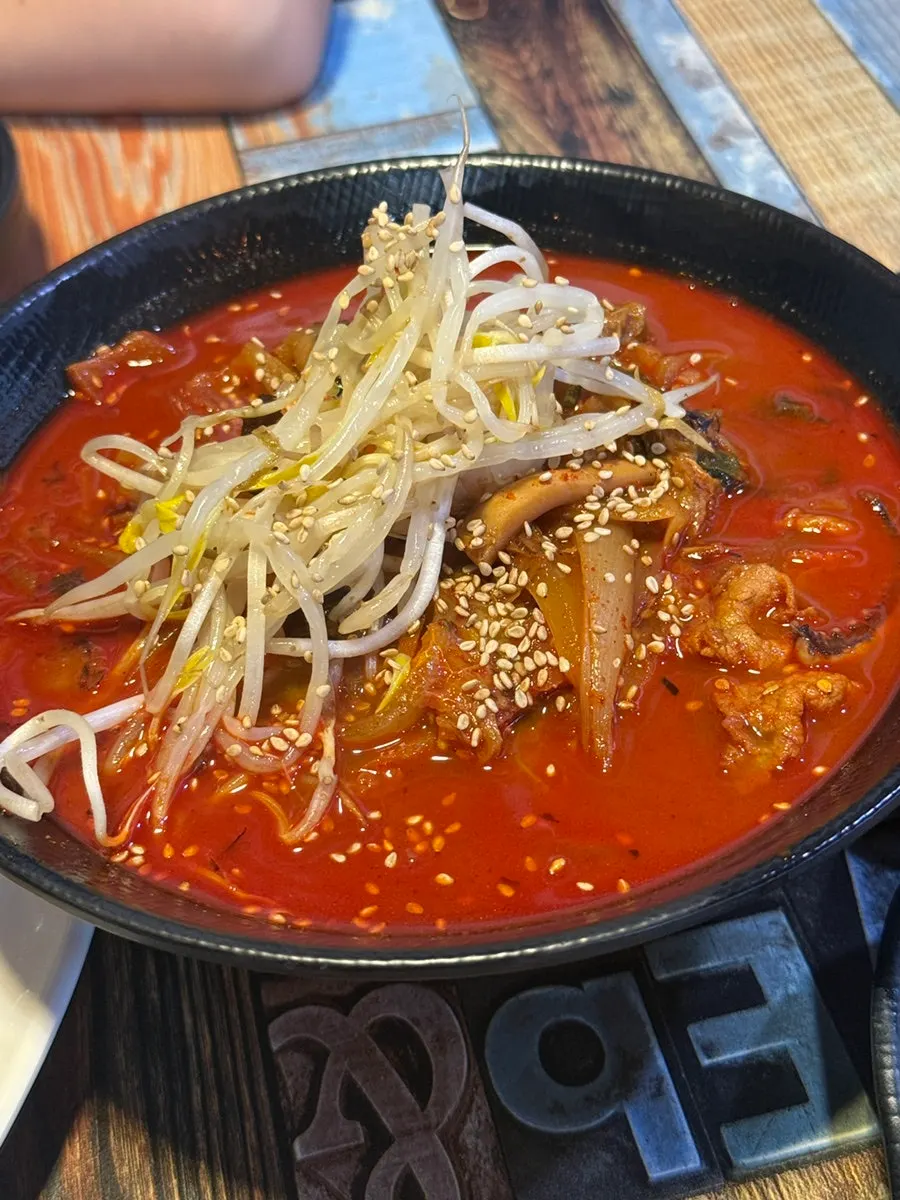 肉汤底炒码面挑起面条的画面