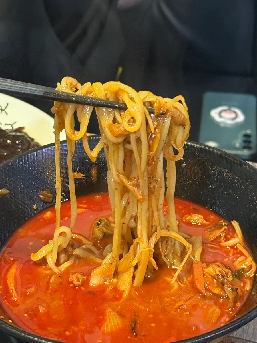 贻贝已剥壳的炒码面汤