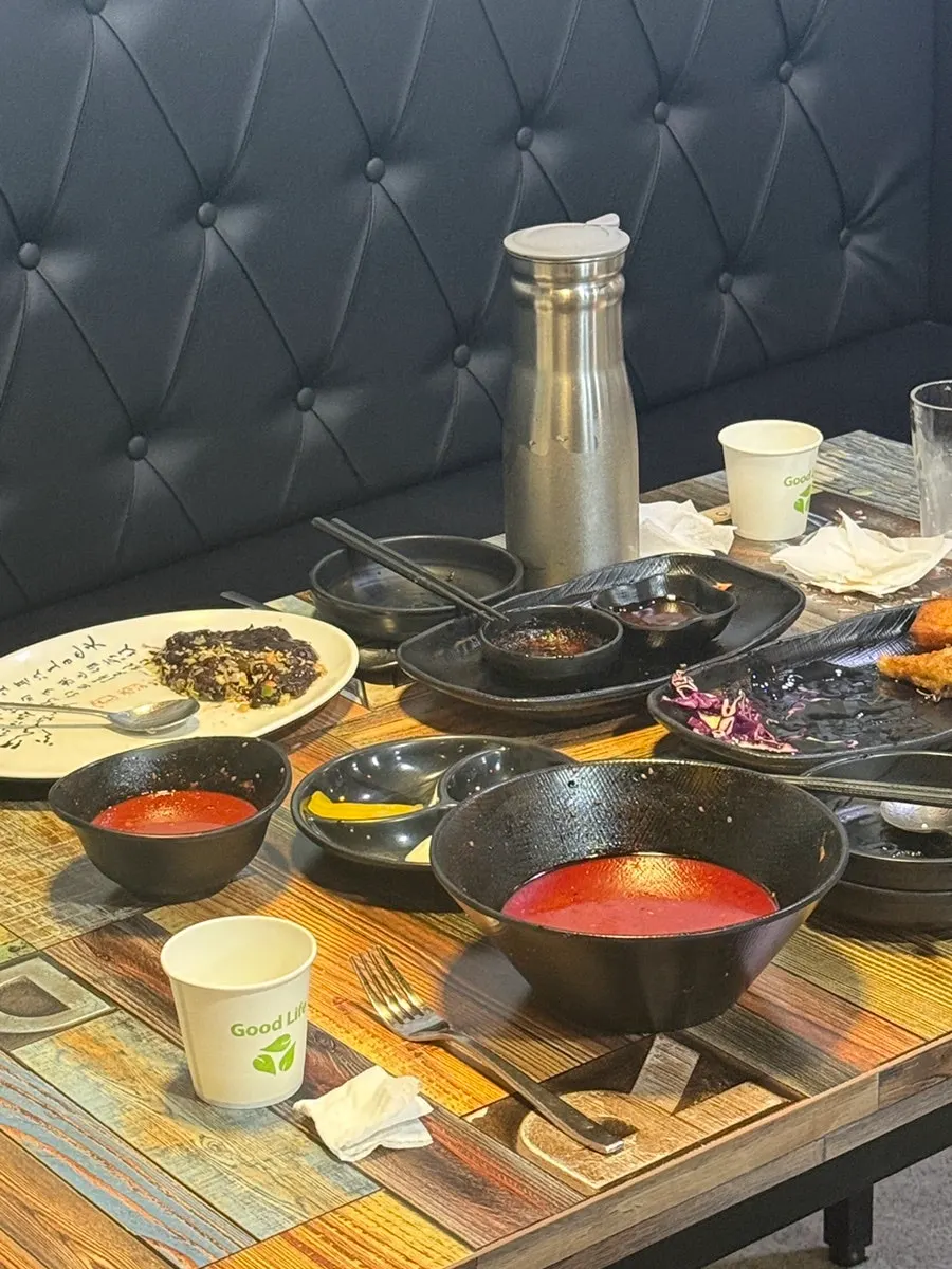 用餐结束后的教洞炒码面龙井店餐桌