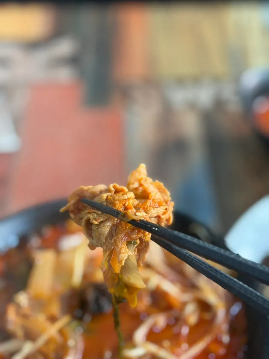 Crisp bean sprouts and vegetables in the jjamppong