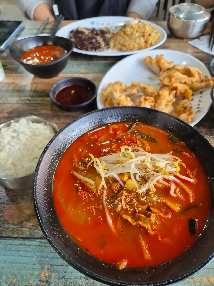 고슬고슬하게 볶아진 볶음밥 한 접시