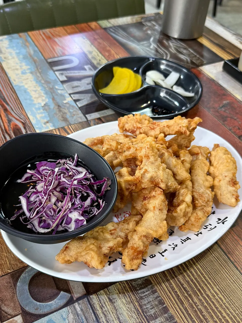 주문한 짬뽕과 짜장면이 차려진 테이블