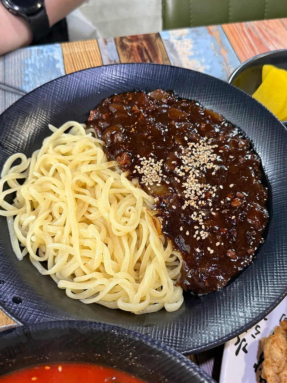 짜장면과 찹쌀미니탕수육 상차림