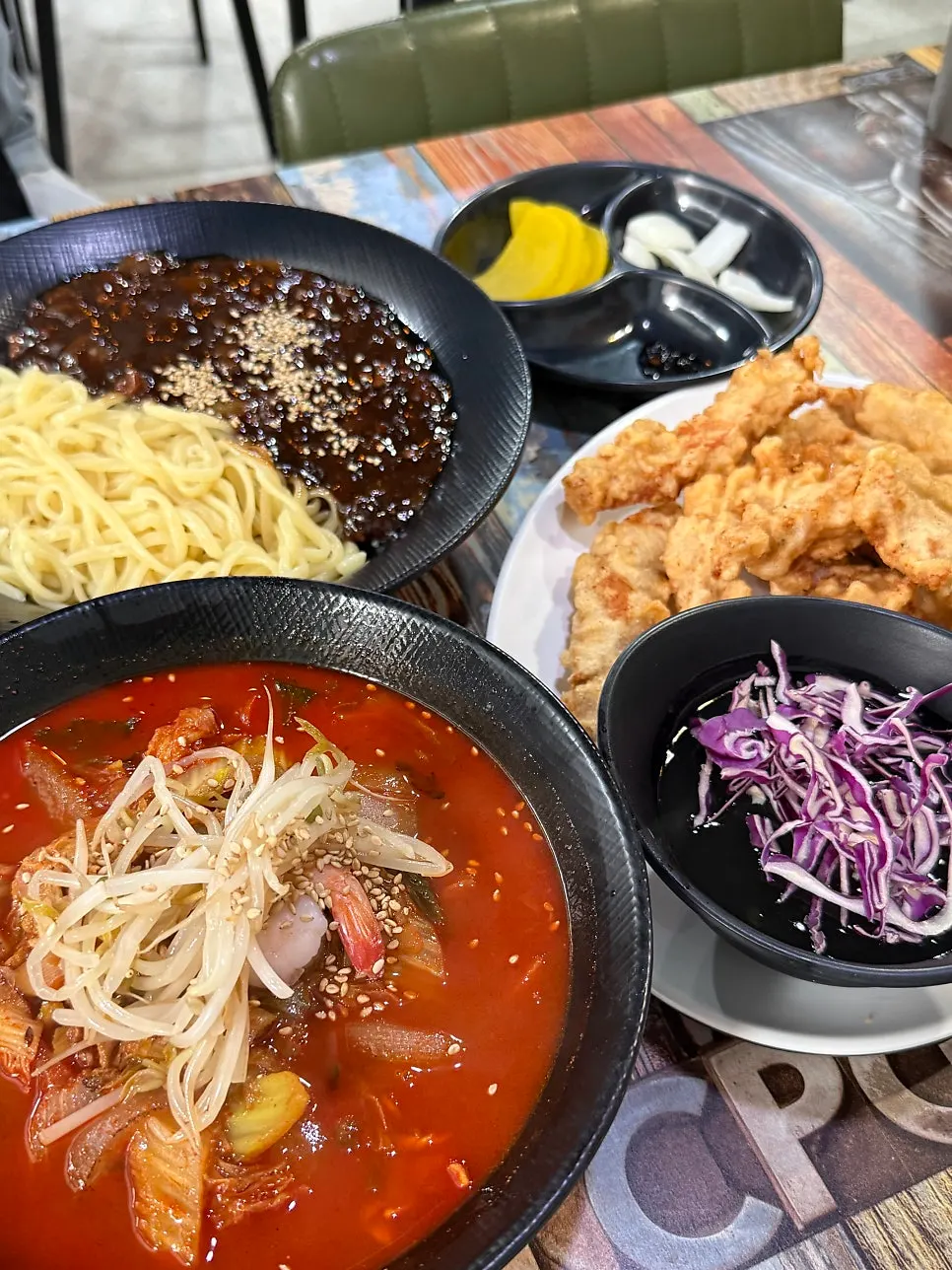 건더기가 들어간 짬뽕 국물 클로즈업