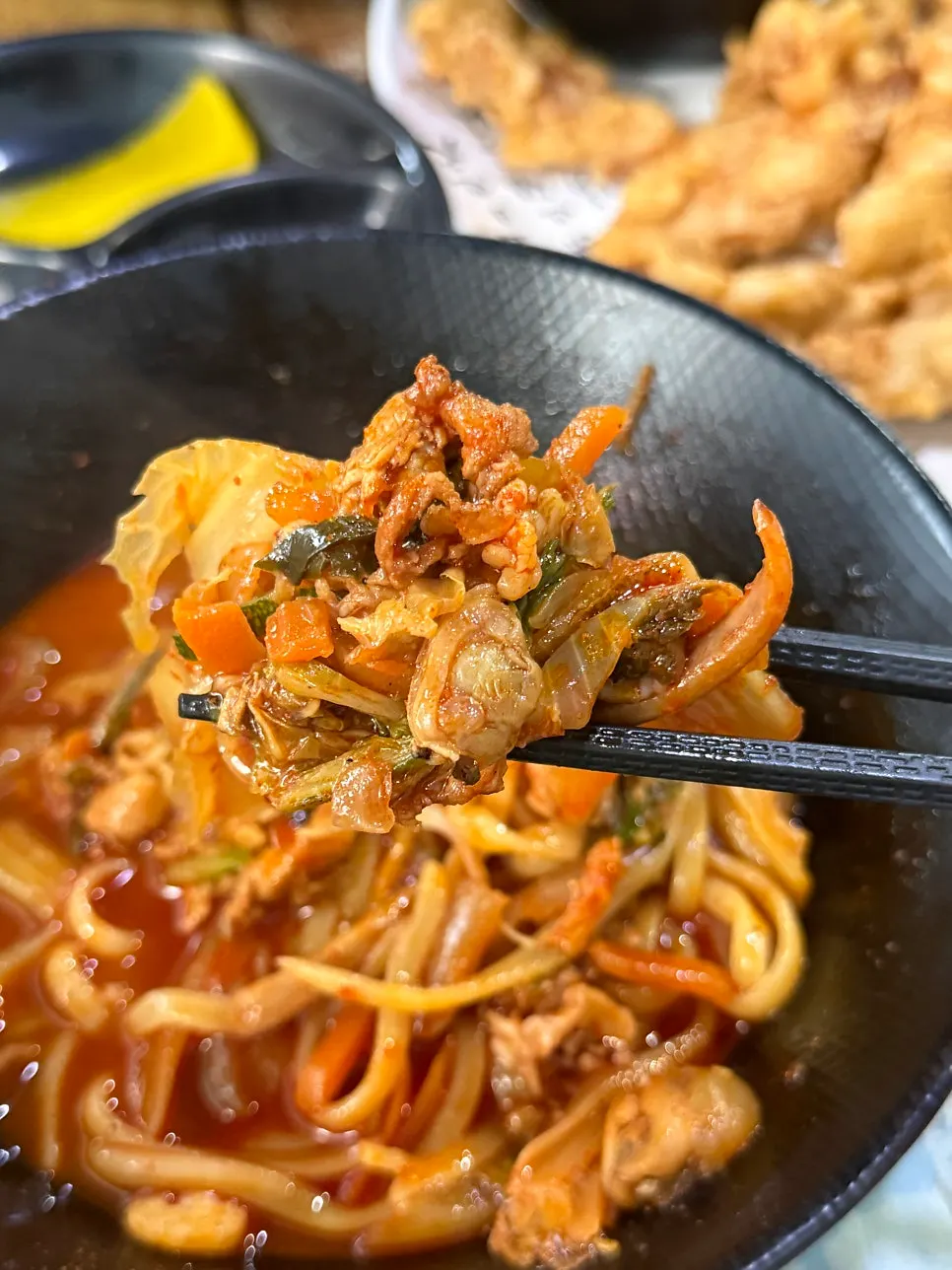 젓가락으로 들어 올린 짬뽕 면발