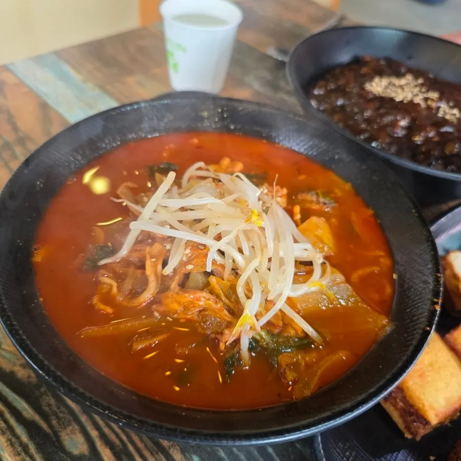 Gyodong's jjamppong piled high with bean sprouts