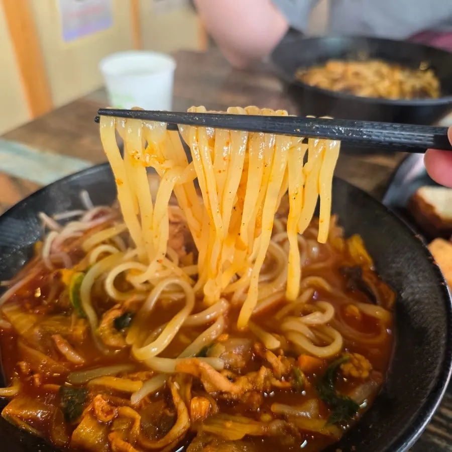 Spicy jjamppong broth and noodles