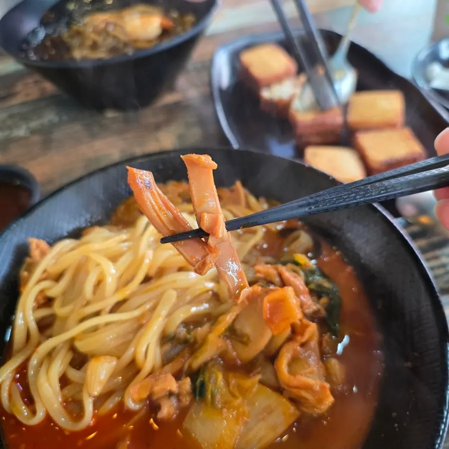 Squid and shrimp ingredients in the jjamppong