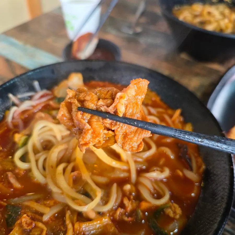 Noodles lifted up from the jjamppong bowl