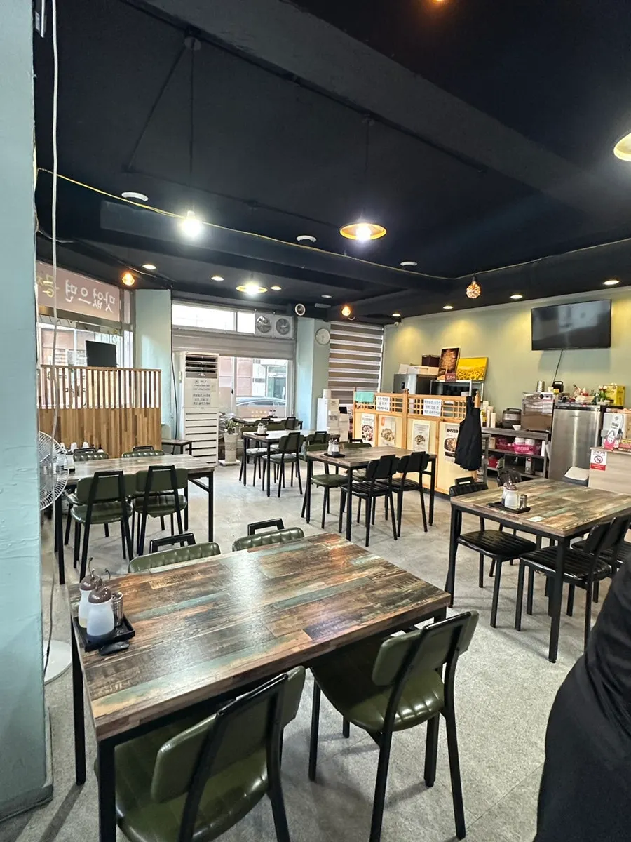 Family-friendly interior of Gyodong Jjamppong Yongjeong Branch
