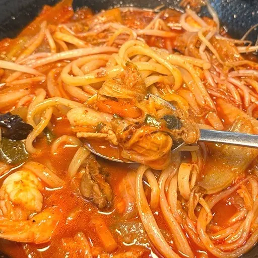 Lifting up a chewy strand of jjamppong noodles