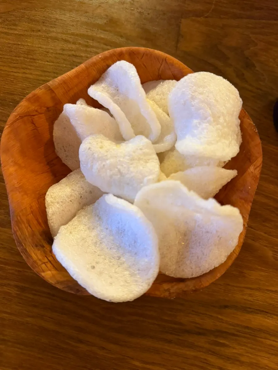 Complimentary shrimp chips served as a starter