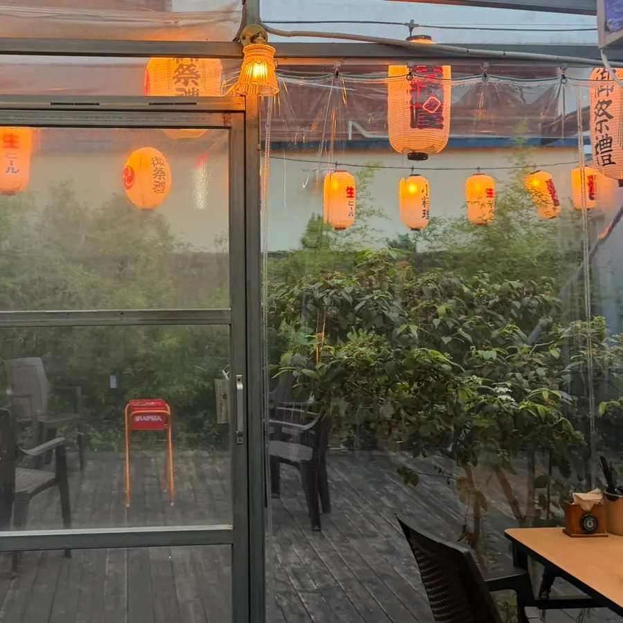 교동낙원 다찌석과 주방 쪽 풍경