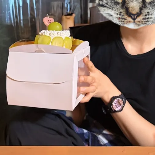 게내장 소스를 묻힌 통통한 새우