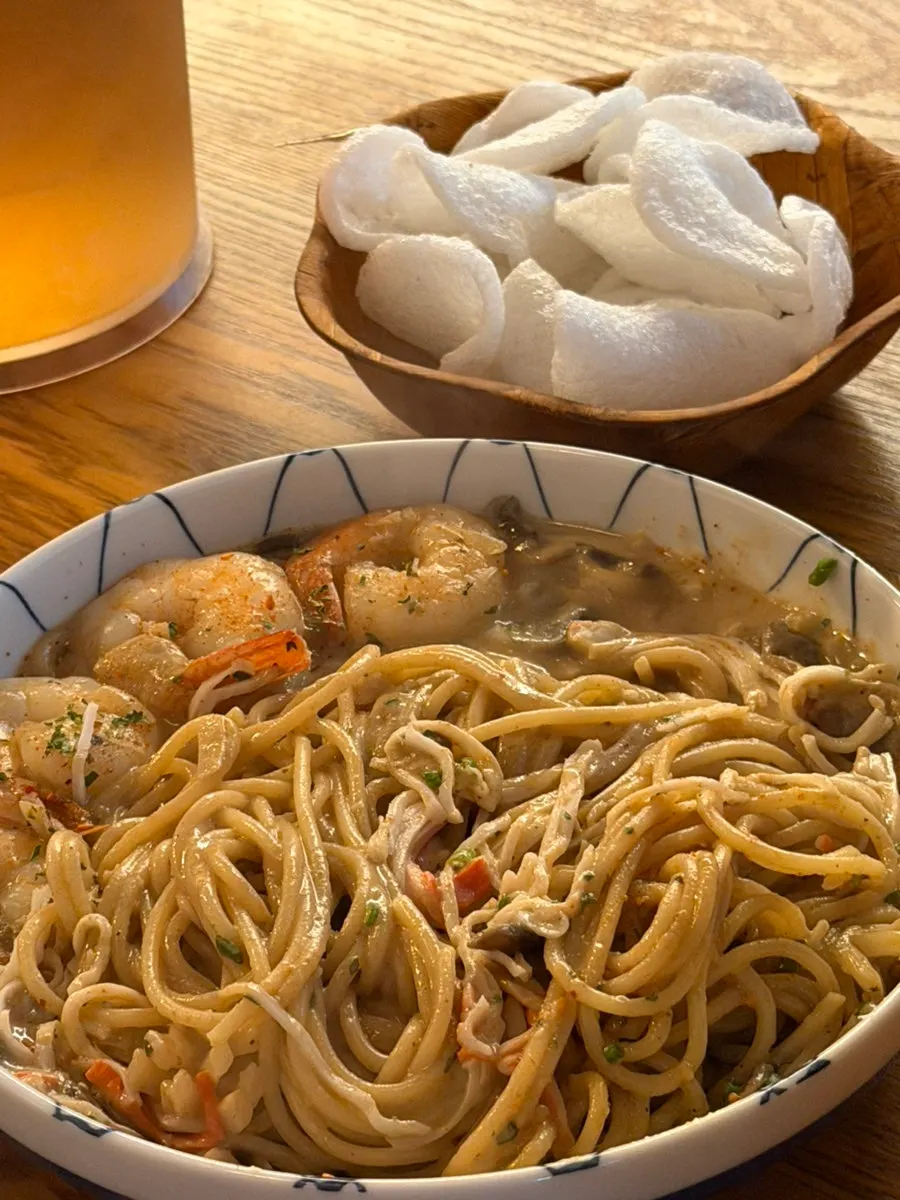 새우와 맛살 쪽파가 올라간 게내장파스타