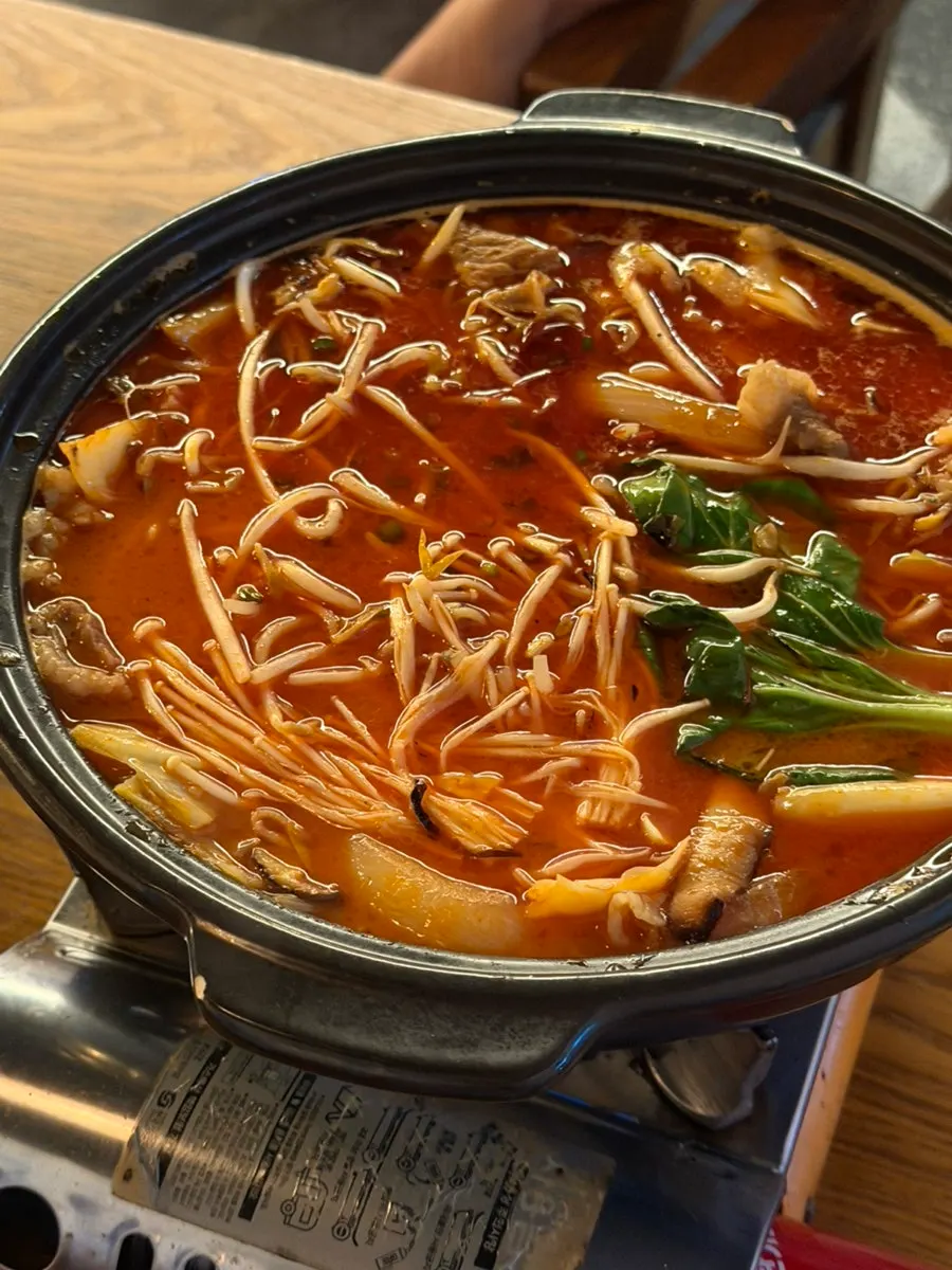 버섯 청경채 차돌 숙주가 담긴 차돌짬뽕탕