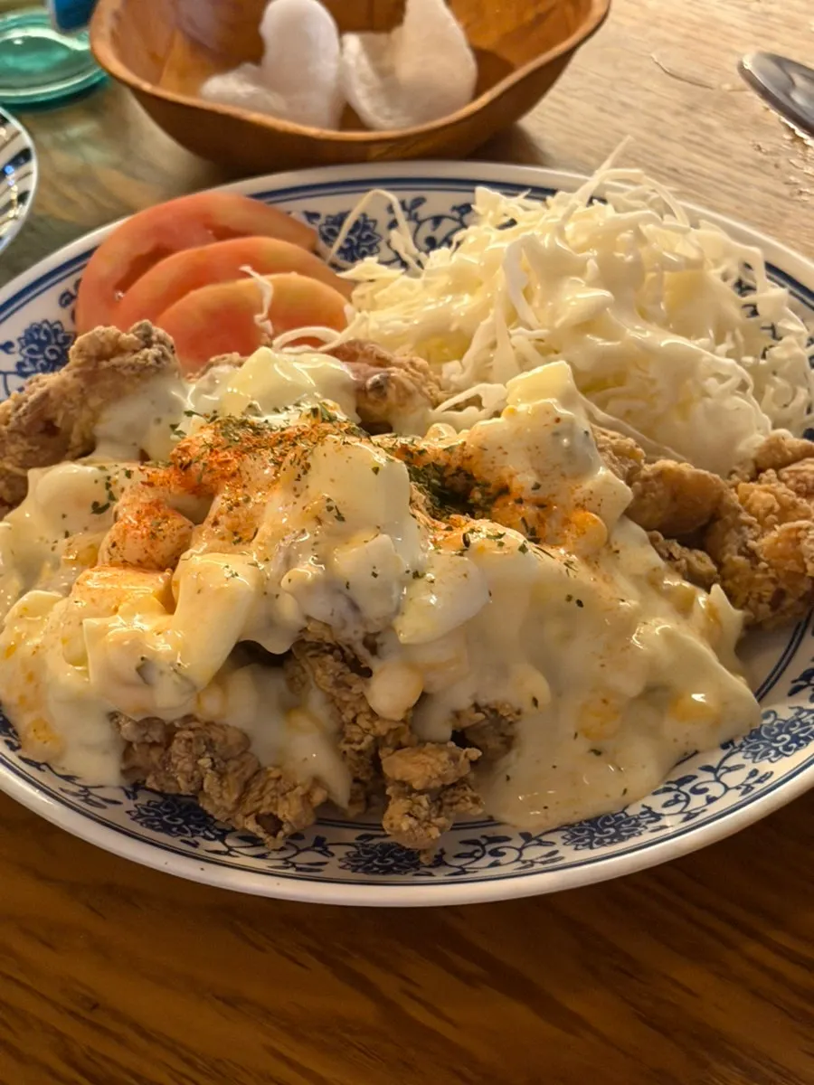 3인 테이블에 차려진 안주와 술