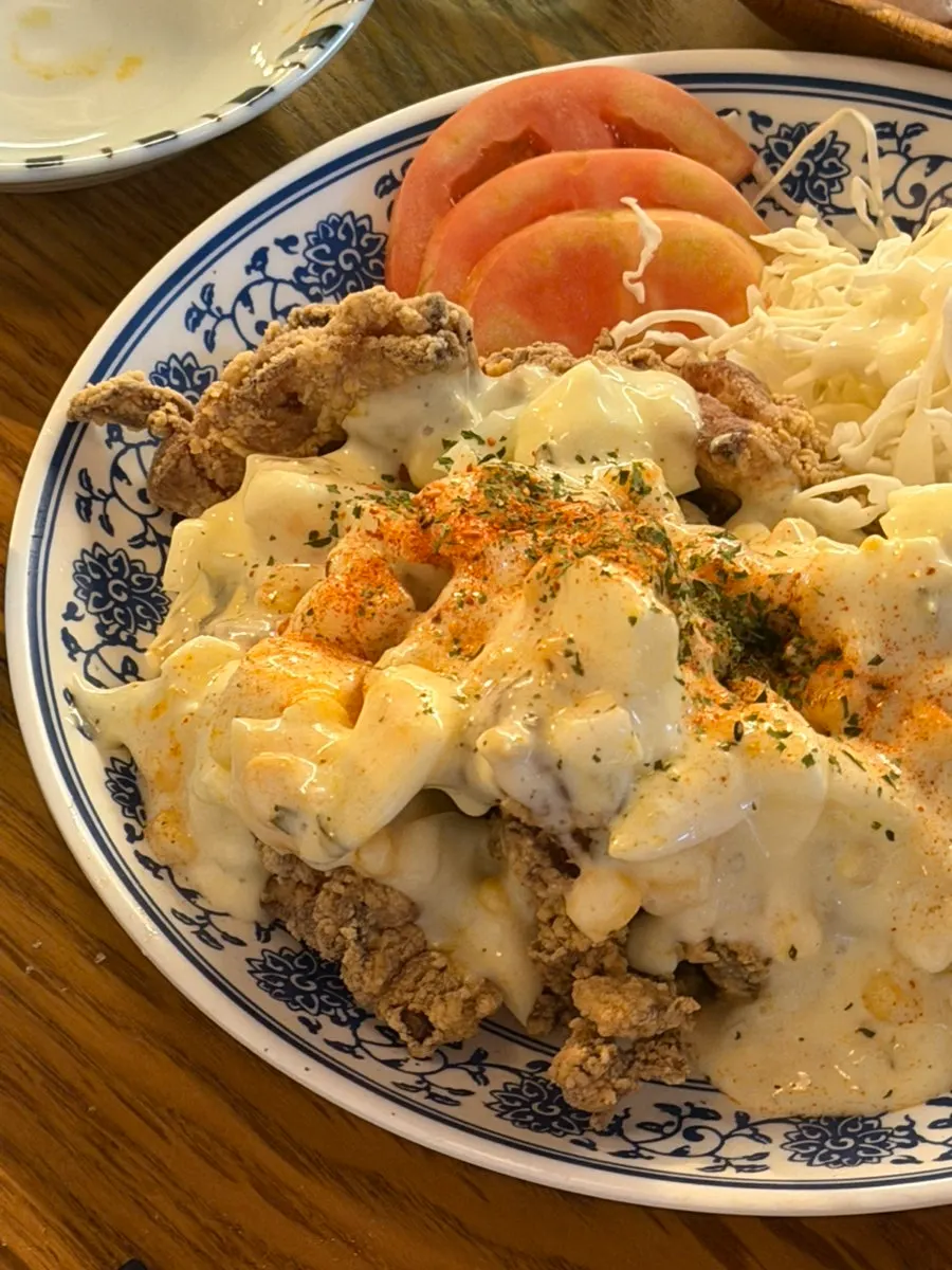 타르타르 소스를 곁들인 교동 낙원 치킨난반