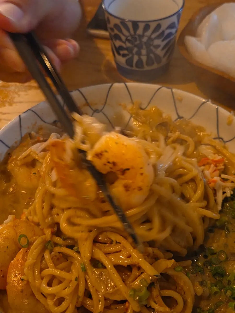 Crab tomalley pasta eaten together with shrimp