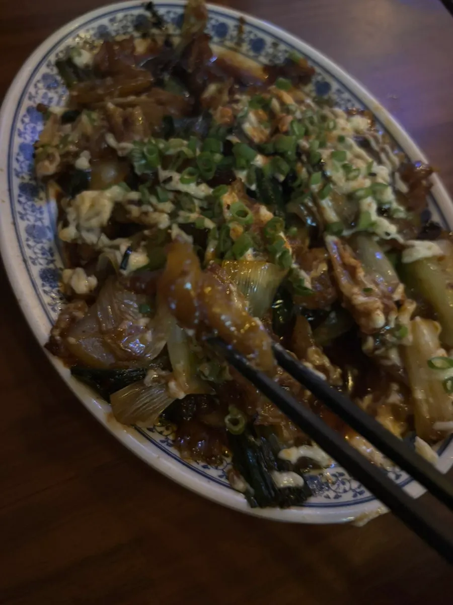 Beef tendon and scallion stir-fry with konjac and rice cake