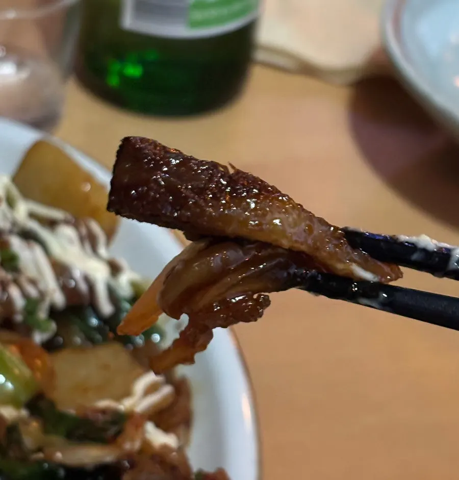 Beef tendon-scallion stir-fry topped with mayonnaise