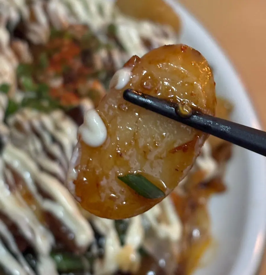Close-up of the beef tendon and rice cakes in the stir-fry