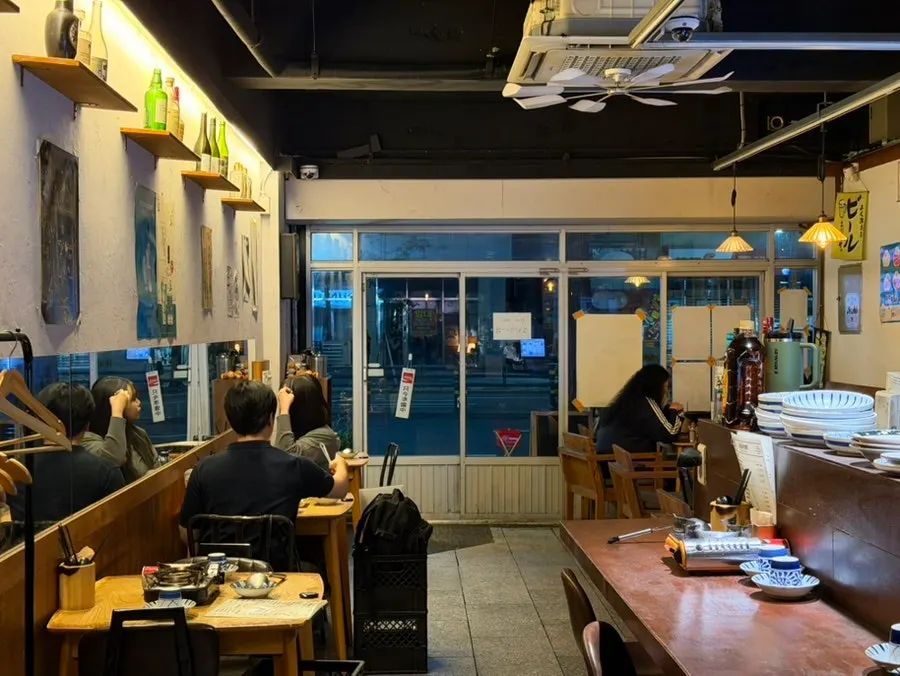 은은한 조명의 교동 낙원 내부 좌석