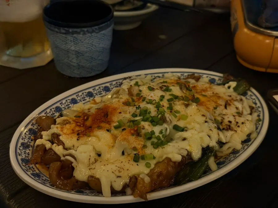 치즈를 올린 스지 대파볶음 한 접시