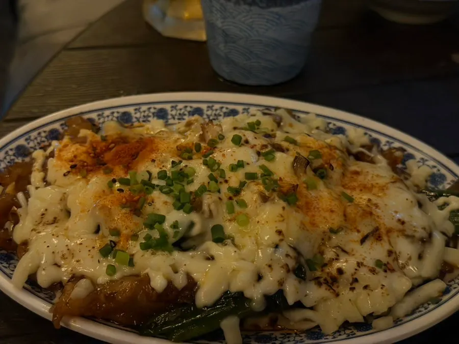 녹은 치즈와 대파가 어우러진 스지 대파볶음