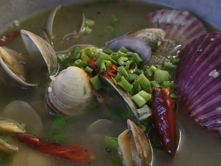 A hot pot of clam sake-steam