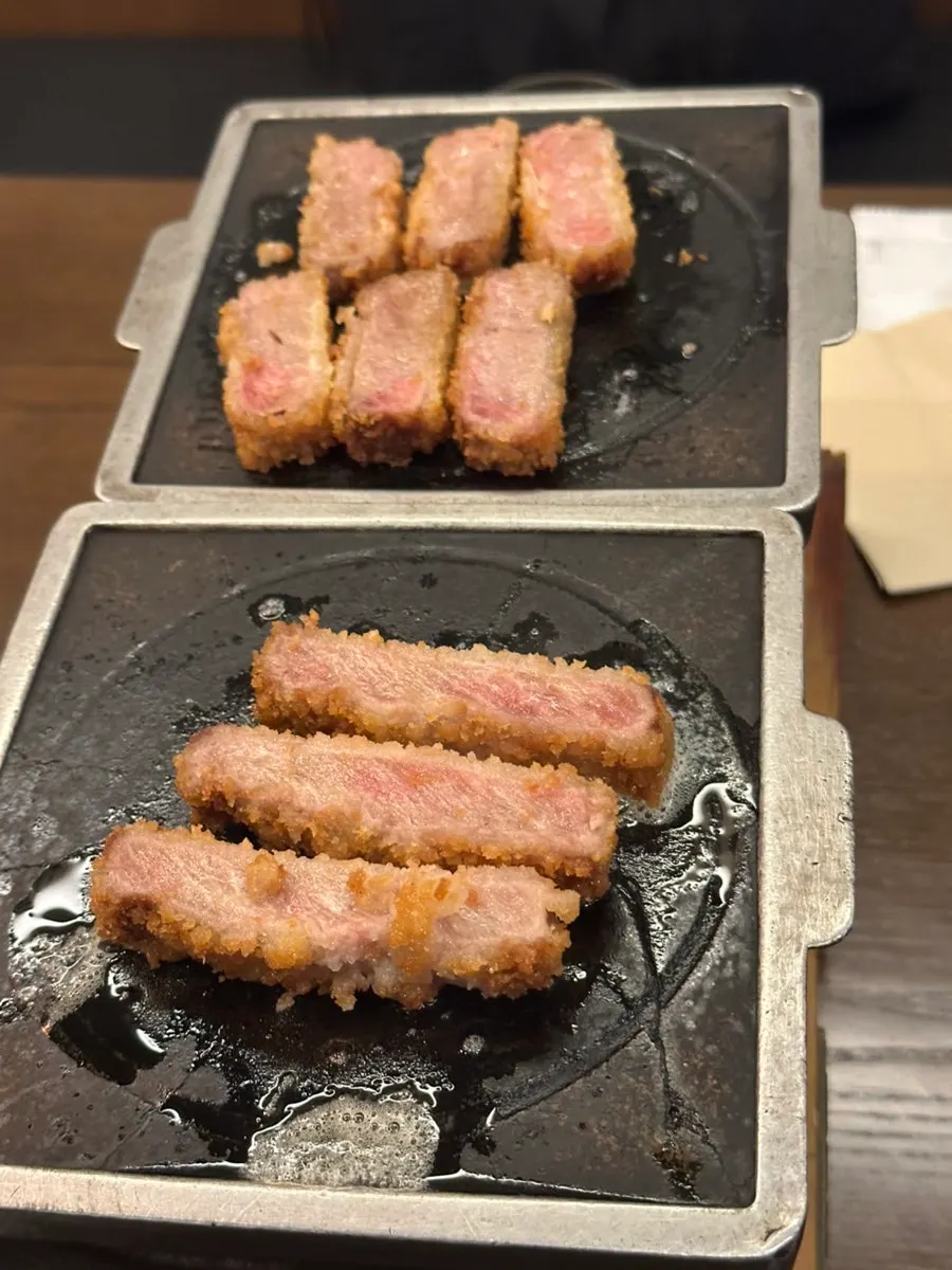 Cross-section of gyukatsu grilling on the brazier