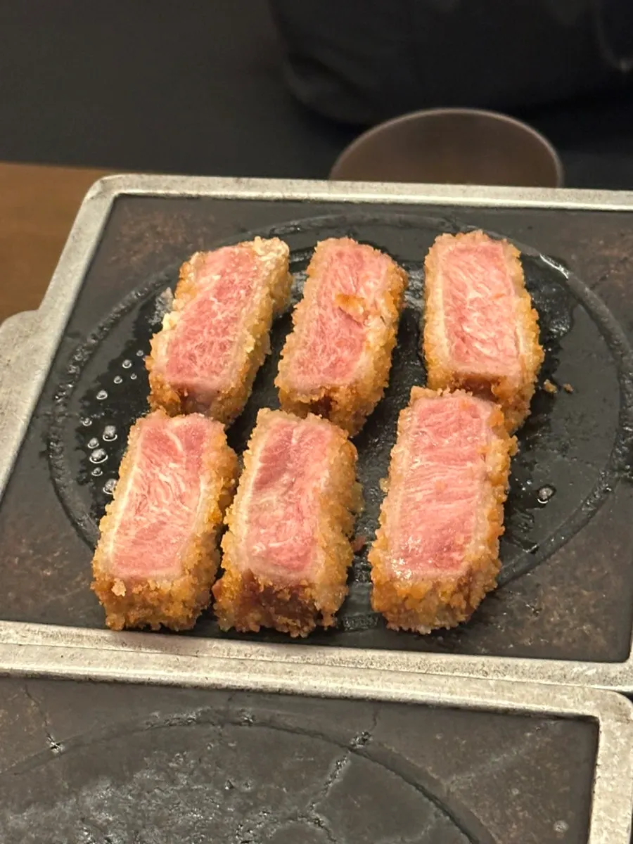 Tenderloin gyukatsu picked up with chopsticks