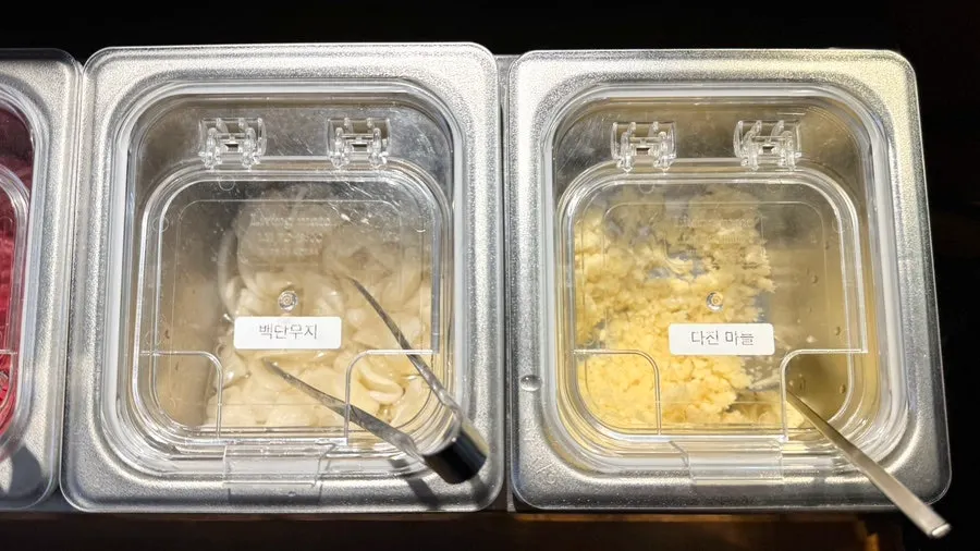 Side dish containers at the self-serve corner