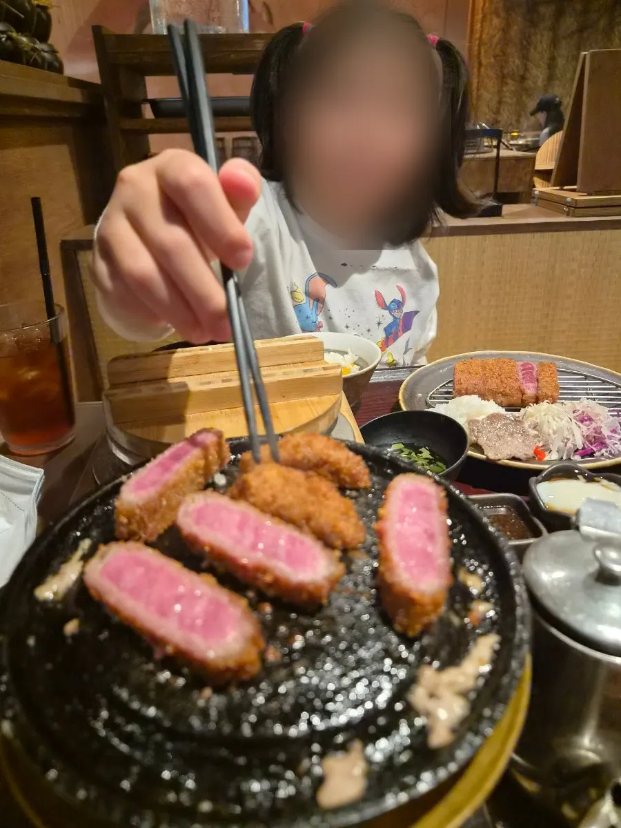 Gyukatsu grilling on the butter-melted hot stone