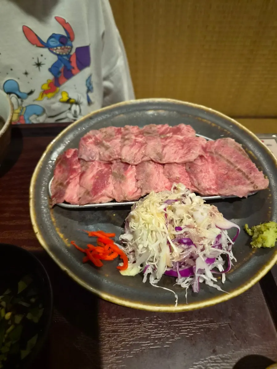 Seasoned yakiniku grilling on the stone
