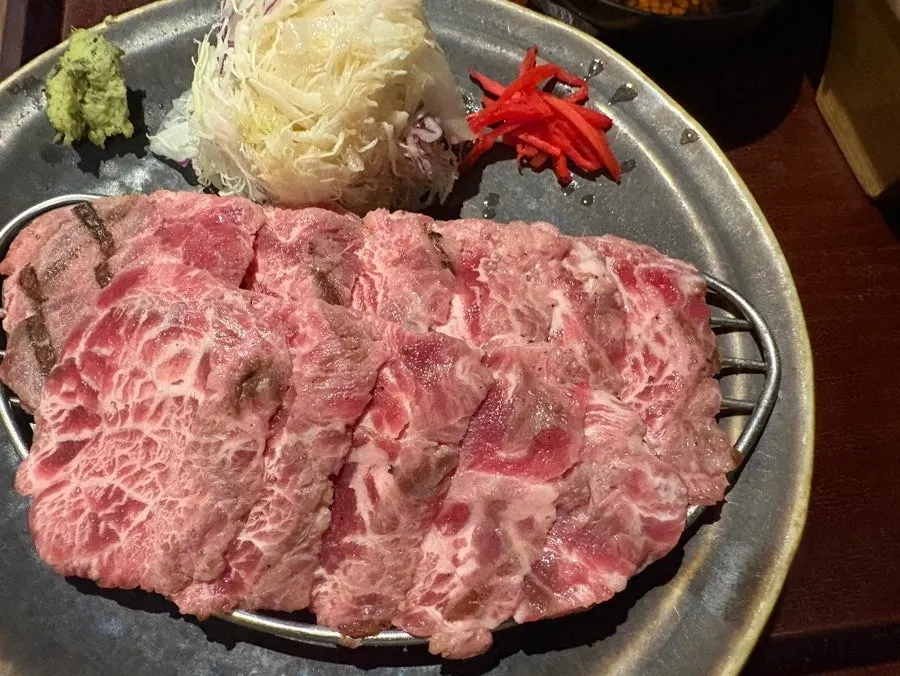규카츠 정식과 야끼니꾸 정식 한 상