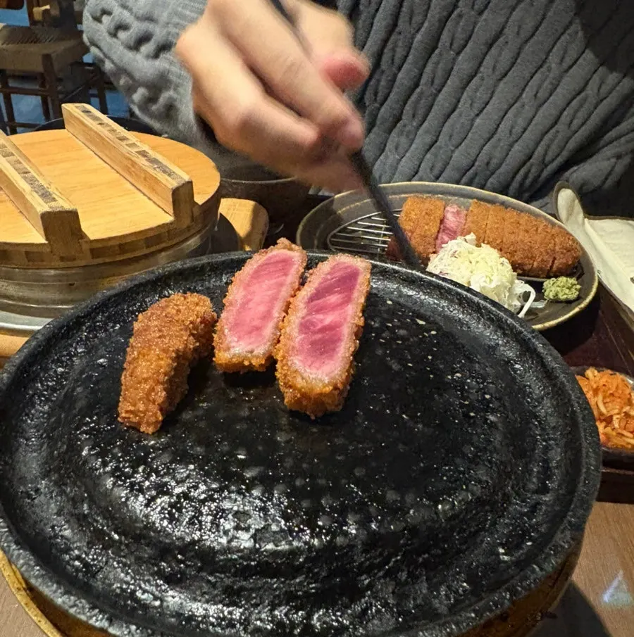 테이블 화로에 올린 규카츠 굽는 모습