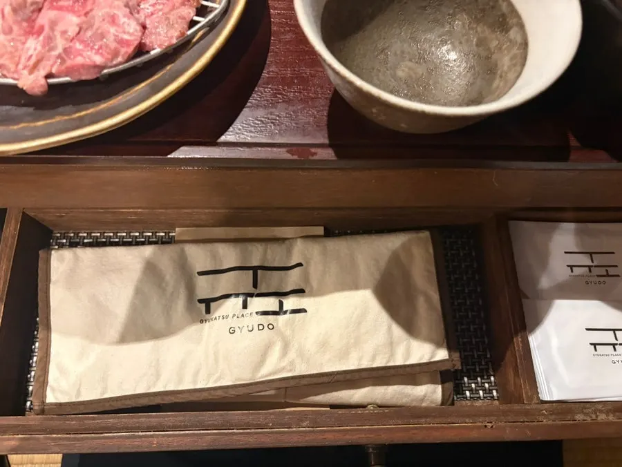 자리 앞 서랍에 들어 있는 숭늉 팩