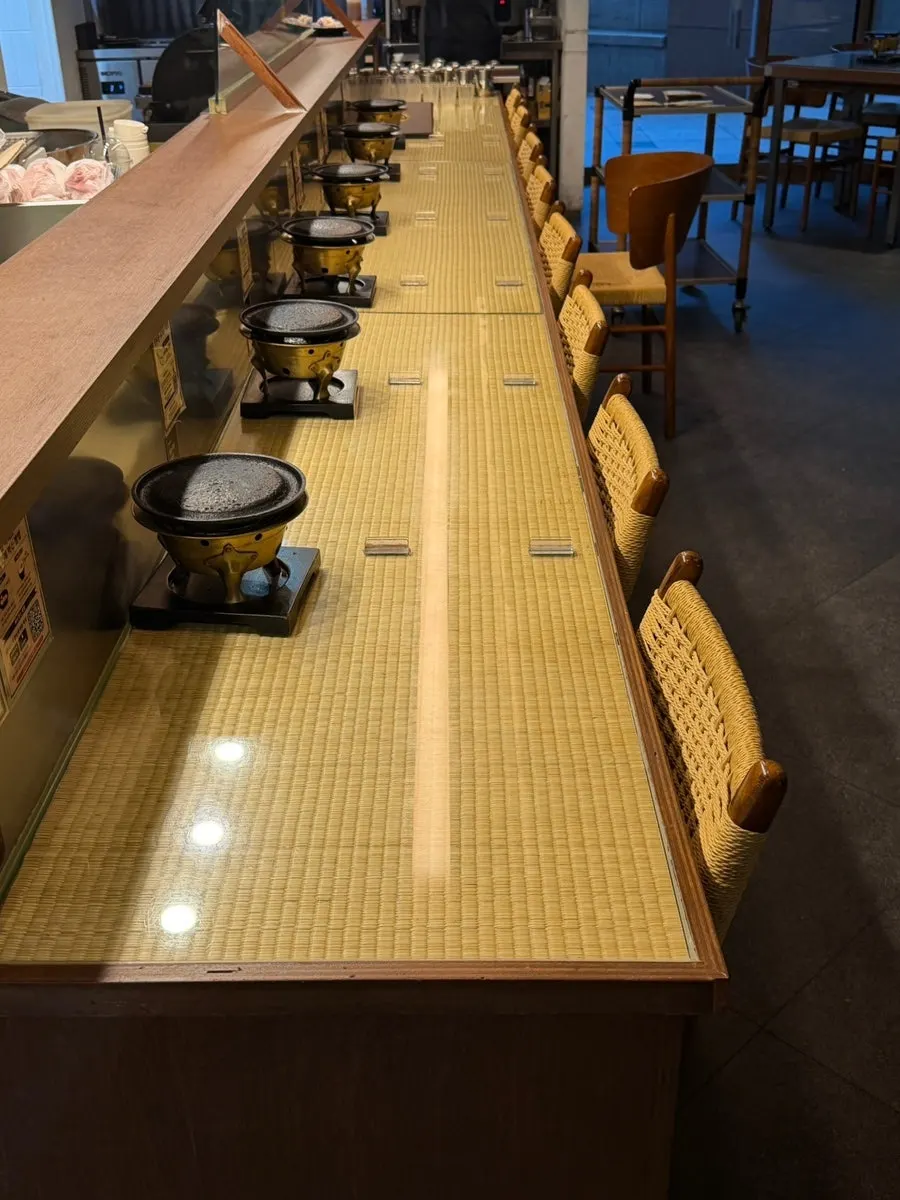 불판이 세팅된 테이블석과 다찌석 매장 내부
