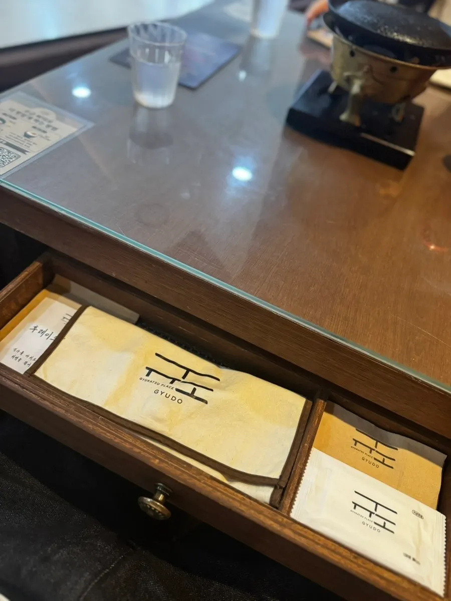 우드톤 인테리어의 규도 매장 내부