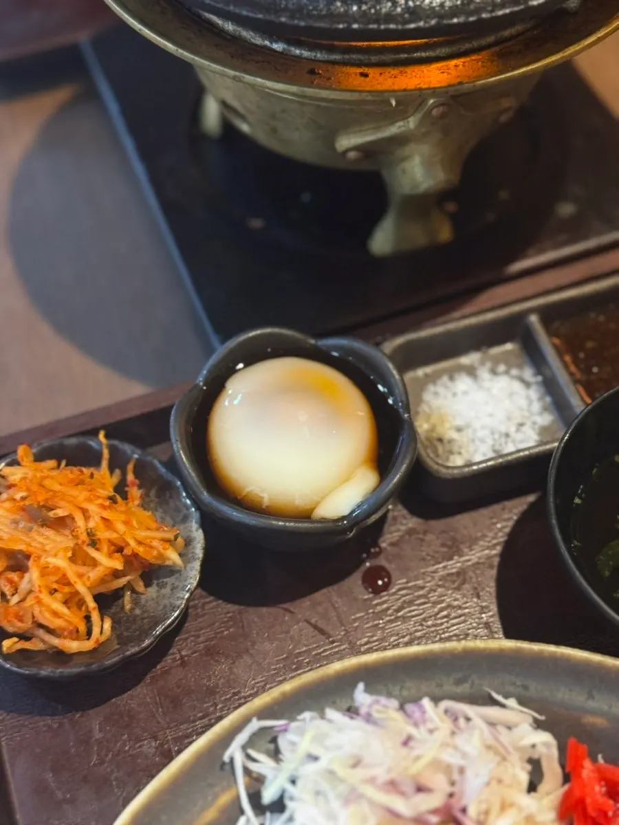 화로에 구운 훈연 규카츠와 소금