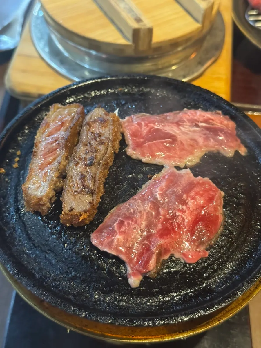 굽기 전 야끼니꾸 소고기 접시
