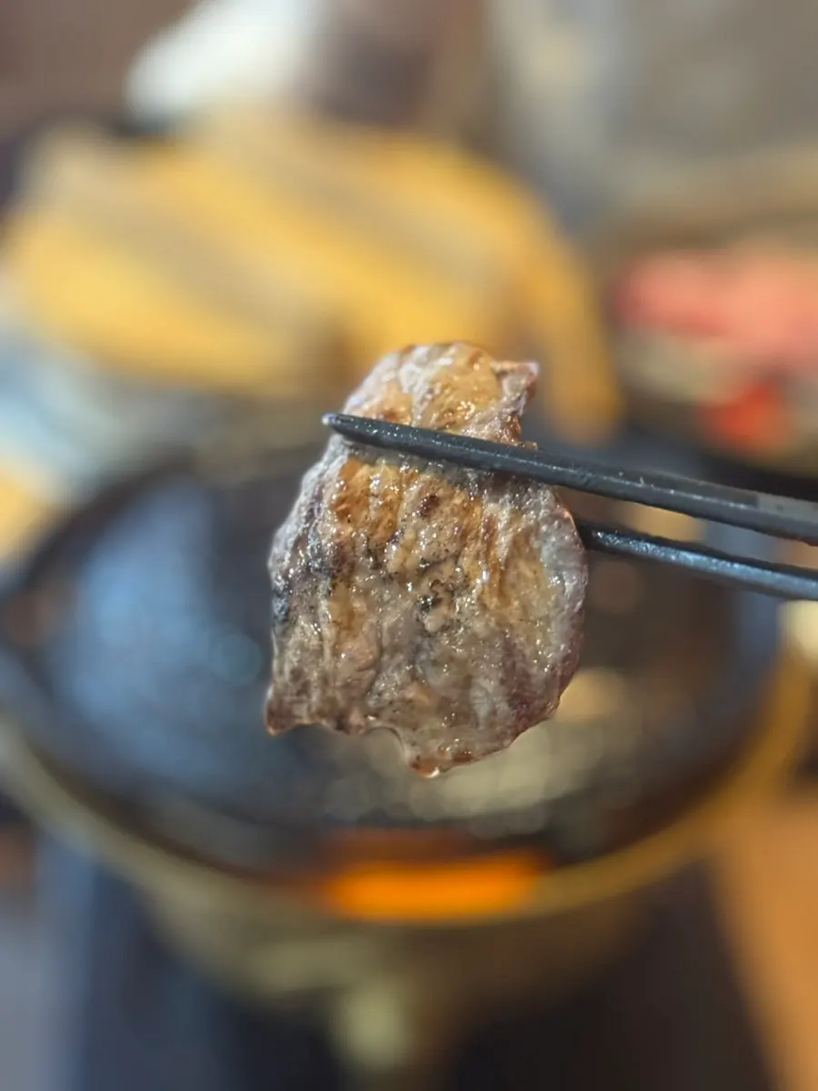 개인 화로에서 익어가는 야끼니꾸 소고기