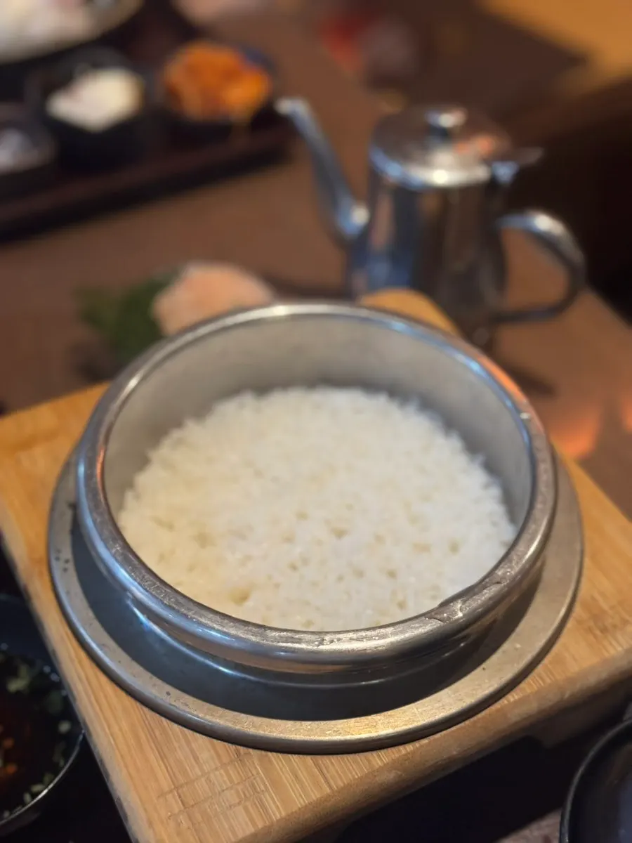 구운 야끼니꾸 한 점과 솥밥