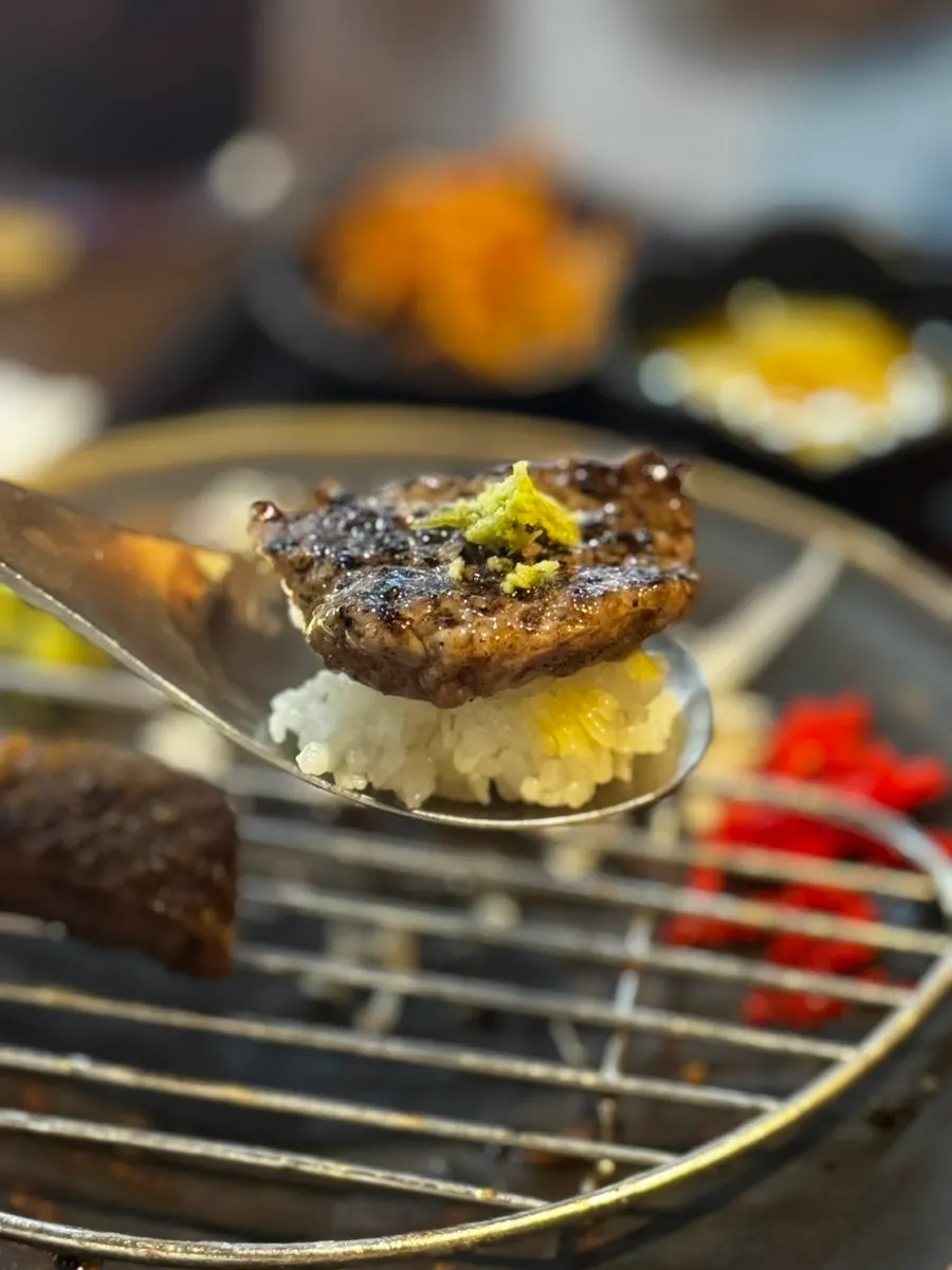 솥밥을 덜어 담은 공기밥