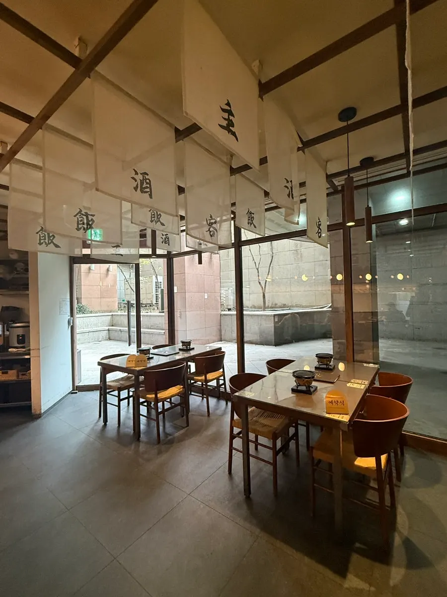 Seating and interior of Gyudo Mapo Gongdeok Main Branch