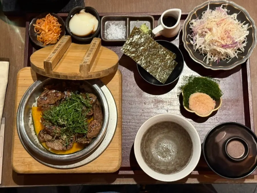 Opening the niku mabushi pot rice kettle