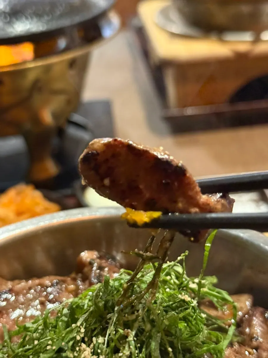 Niku mabushi scooped into a bowl with sauce